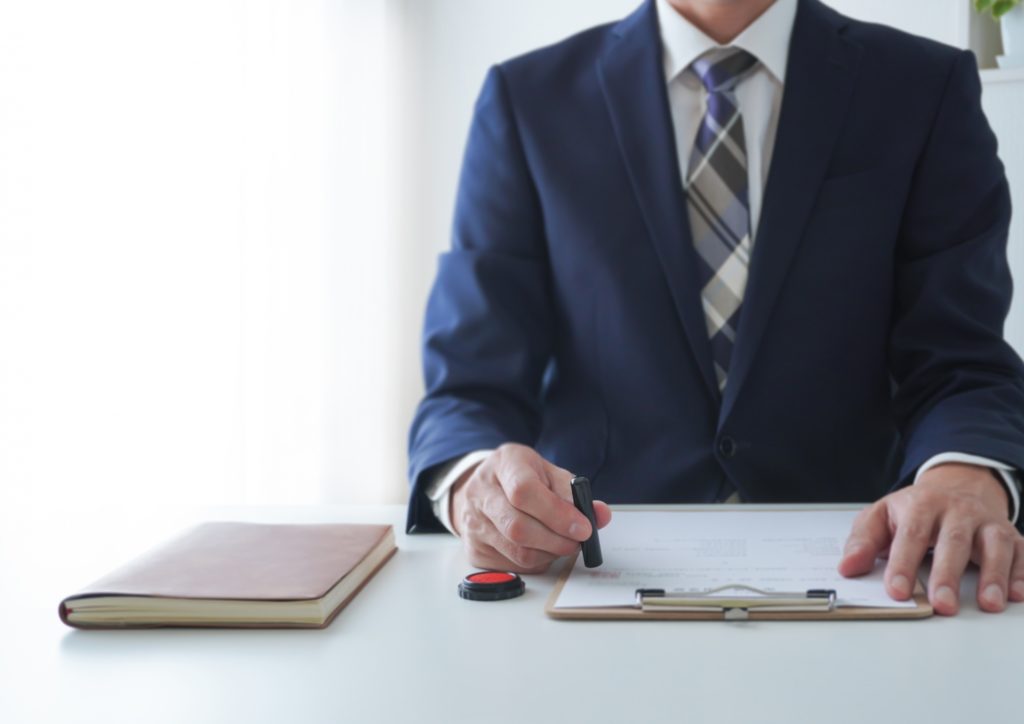 印鑑を押す様子