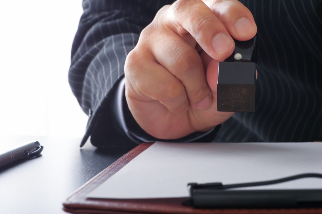 角印を押す様子